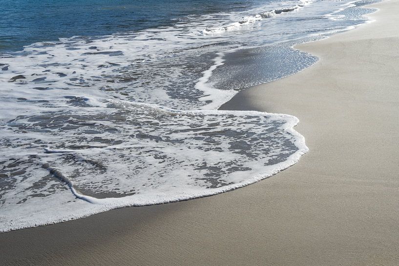 Entspannendes Meerwasser, Wellen und Sandstrand von Adriana Mueller