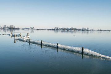 IJs op hekken in de IJssel tijdens een koude winterochtend van Sjoerd van der Wal