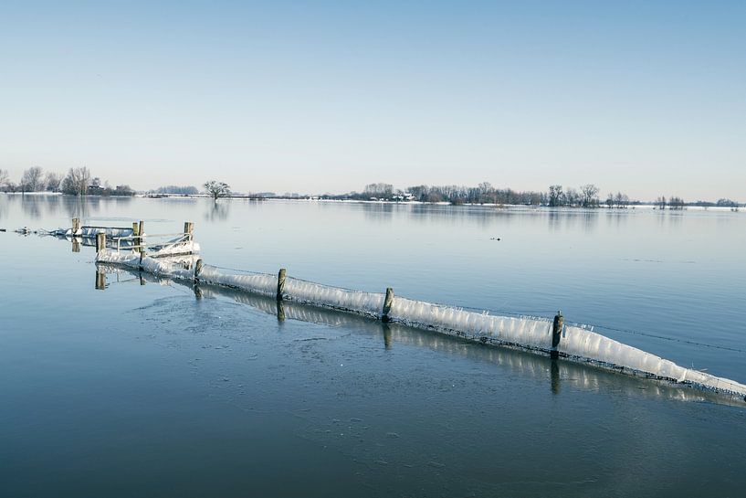 IJs op hekken in de IJssel tijdens een koude winterochtend van Sjoerd van der Wal Fotografie