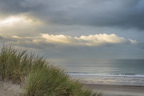 Zonsondergang bij de duinen in Westkapelle, zeeland