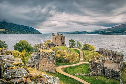 Urquhart kasteelruïnes aan het meer van Loch Ness in de Schotse Hooglanden.  Schotland deluxe!