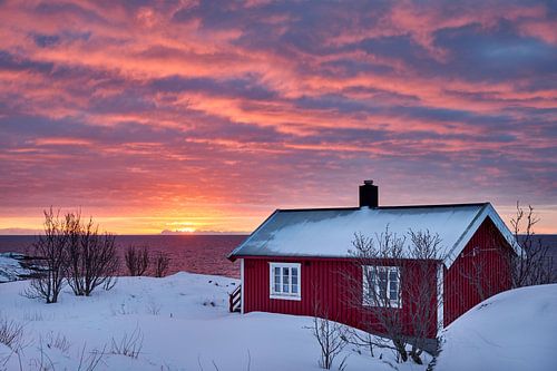 rote Huette in Winterlandschaft vor Meer im Sonnenaufgang mit Wolken von Jürgen Ritterbach