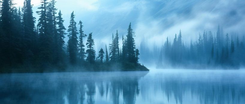 Verzauberter Bergblick Wassernebel von fernlichtsicht