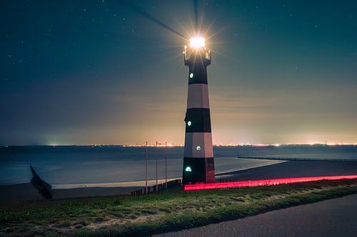 Leuchtturm Breskens mit Lichtspuren bei Nacht