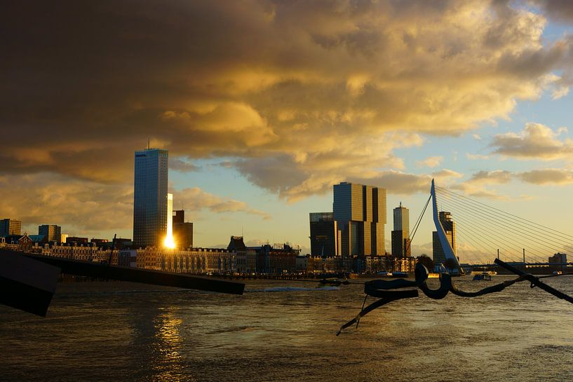 Oranje wolken boven Rotterdam van Michel van Kooten