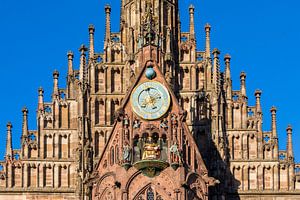 L'église Notre-Dame sur la place du marché de Nuremberg sur Werner Dieterich