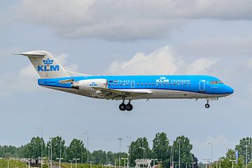 Landende KLM Cityhopper Fokker 70. van Jaap van den Berg