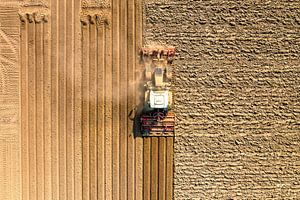 Traktor bei der Vorbereitung des Bodens für die Anpflanzung von Pflanzen