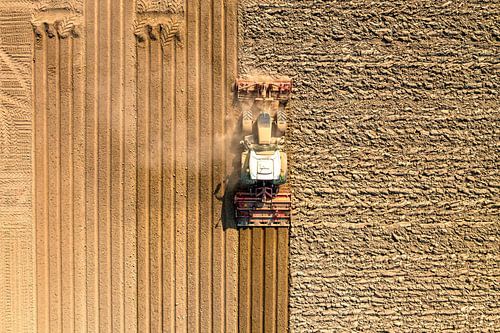 Tracteur préparant le sol pour la plantation de cultures