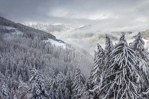 Blick vom Klausberg ins verschneite Ahrntal, Südtirol