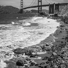 San Francisco landscape - Golden Gate Bridge in black and white by Tux Photography
