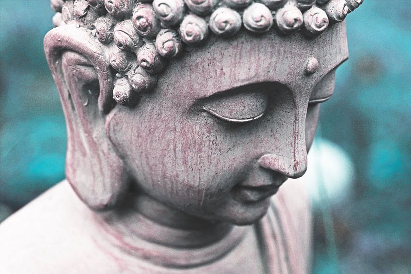 Boeddha hoofd tegen blauwe / turquoise achtergrond. van Wieland Teixeira