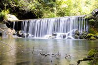 Magischer Wasserfall in den italienischen Bergen