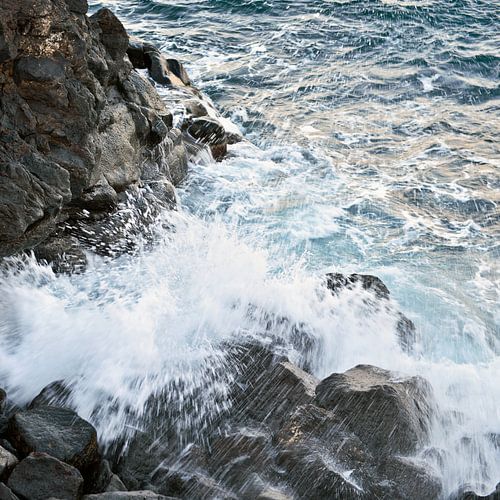 Meditatieve kracht van de Ionische Zee aan de Siciliaanse kust van Catania