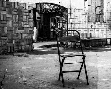 Verlaten oude stoel in een oude werkplaats van Zaankanteropavontuur