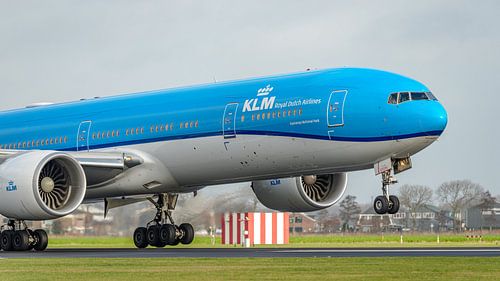 Landende KLM Boeing 777-300 passagiersvliegtuig.