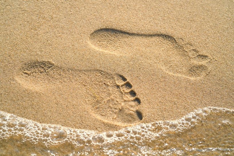 Voetafdruk op het strand van de Oostzee van Heiko Kueverling
