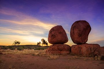 Sunbeams and Stones - Devil's Marbles in Golden Hour with beautiful purple and gold sky by Joyce van Dijk Fotografie - fotografiekunst vanuit m'n