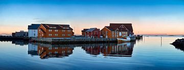 Rustieke haven van Finnøya, Noorwegen van qtx