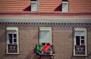 Portugese ramen op azulejos, met de vlag van het land, in Lissabon van Carolina Reina
