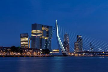 Erasmusbrug in Rotterdam op het blauwe uur van Michel Lask