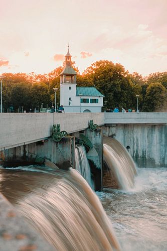 Hoge afvoer in de avondgloed