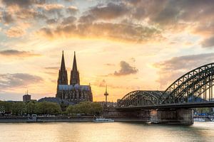 Glühender Himmel über Köln