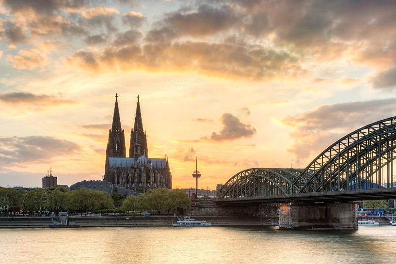 Ciel lumineux au-dessus de Cologne par Michael Valjak