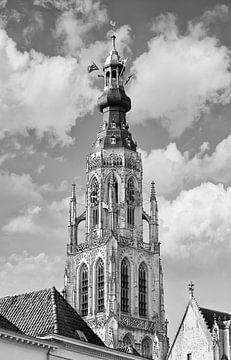 Sierlijke kerktoren tegen een bewolkte hemel