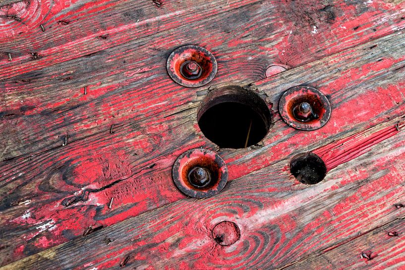 Urbex, rood hout, industrie van Ada van der Lugt
