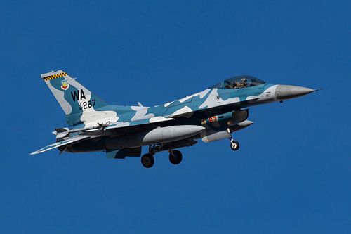 F-16 Blue Aggressor à l'atterrissage