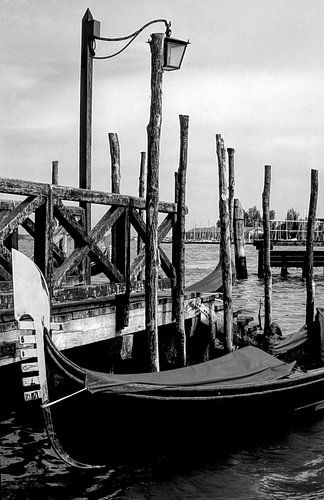 Venetië - Gondel in het ochtendlicht 2