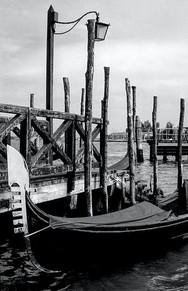 Venedig - Gondel im Morgenlicht 2 von artpictures.de