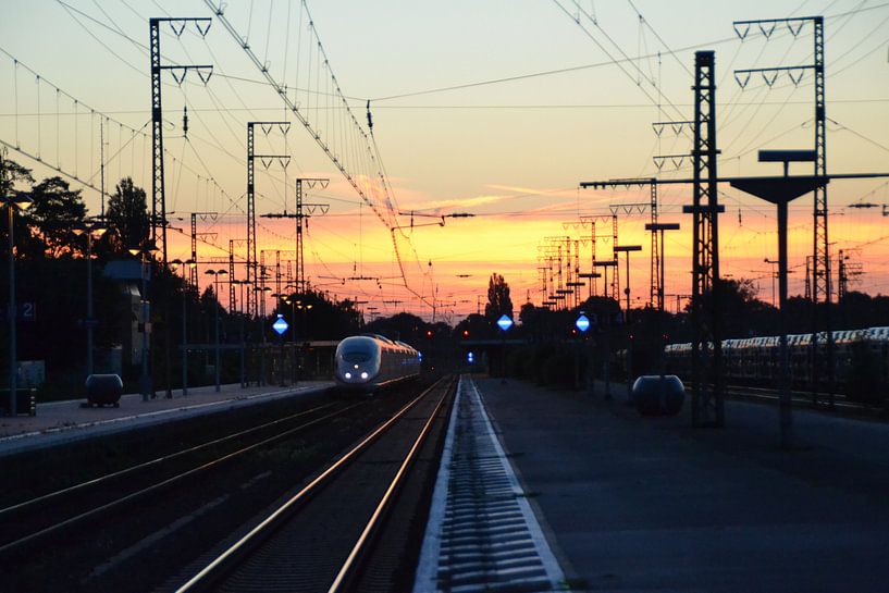 Inter City Express (ICE) met zon ondergang van Jeroen Franssen