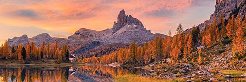 Panorama d'un lever de soleil à Lago Federa, Dolomites, Itali