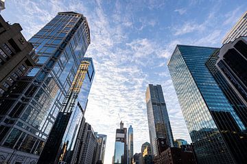 chicago skyline op diversen torens met blauwe lucht en wolken