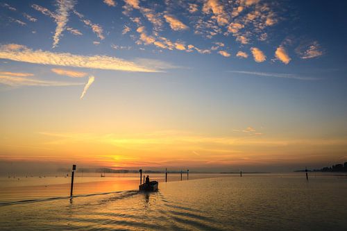 Vissersboot op de Untersee kort voor zonsopgang - Bodenmeer