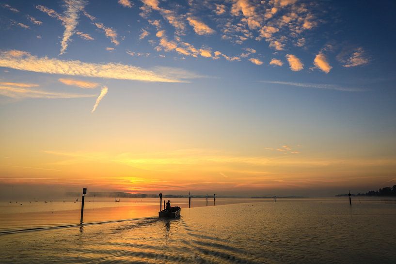 Bateau de pêche sur l'Untersee juste avant le lever du soleil - Lac de Constance par BlattArt - Christine Horn