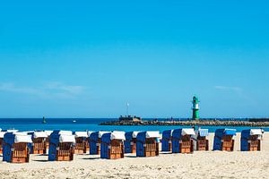 Strand mit Strandkörbe und Mole in Warnemünde