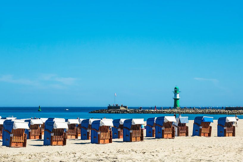 Strand mit Strandkörbe und Mole in Warnemünde par Rico Ködder