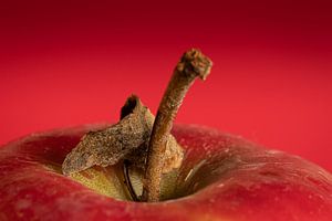 Apfel mit rotem Hintergrund