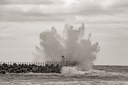 Vuurtoren omringd door de zee in Denemarken