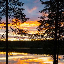 coucher de soleil sur un lac suédois sur Jan Fritz