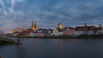 Skyline van de middeleeuwse oude stad Regensburg in het laatste licht van de dag van Robert Ruidl