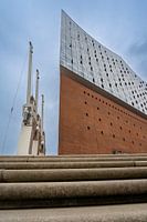 Uitzicht vanaf de trappen voor de Elbphilharmonie naar de top van het gebouw
