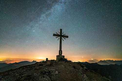 Sterrenhemel en melkweg boven de Allgäuer Alpen met het Gaishorn topkruis