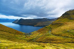 Blick auf das Dorf Funningur am Fjord Funningsfjørður auf der 