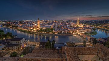 Blick über Verona bei Nacht von Dennis Donders