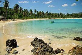Een paradijselijk Caribisch strand in de Dominicaanse Republiek van Alberé de Ville
