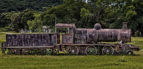 Oude roestige stoomlocomotief in Paraguay.